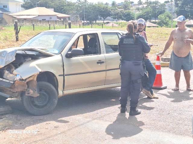 COLÍDER: Motorista de HB20 invade preferencial do Gol e acaba sendo socorrida pelos Bombeiros. (Fotos)
