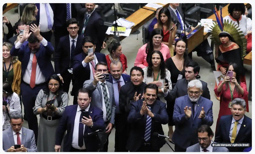 Câmara aprova decreto que reduz exigências para armas de fogo