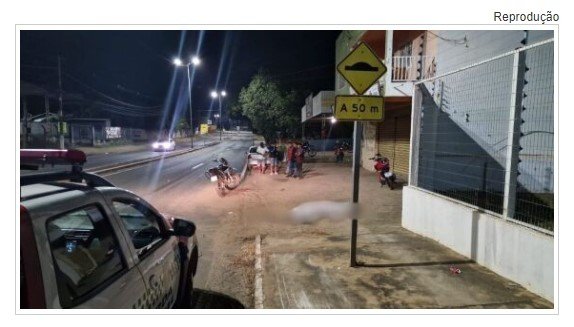Vídeo mostra momento em que jovem perde controle de moto e bate a cabeça em placa
