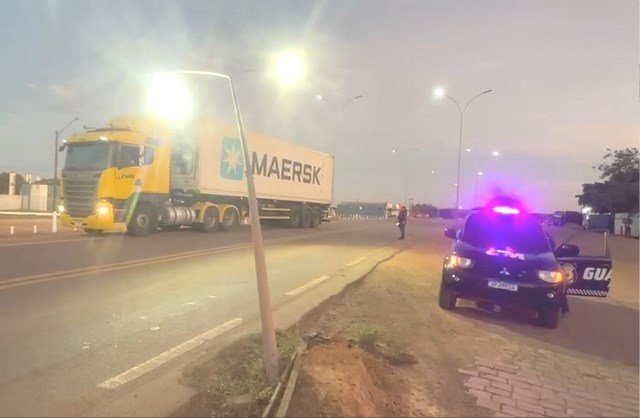 Veículo derruba poste de iluminação da MT-320 em Colíder e foge do local. (Vídeo)