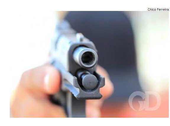 Criminosos armados invadem casa na madrugada e tentam matar mãe e filho