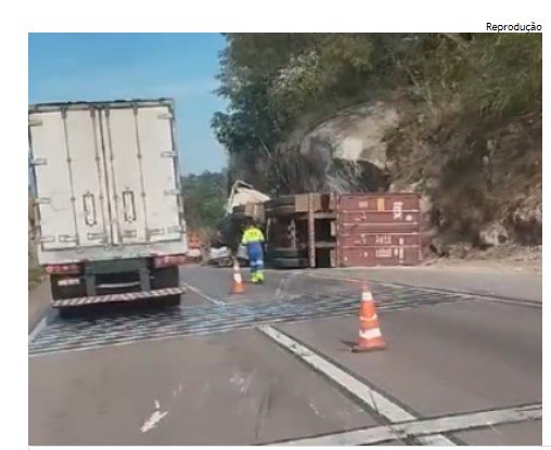 Caminhoneiro morre ao bater em paredão e tombar em BR