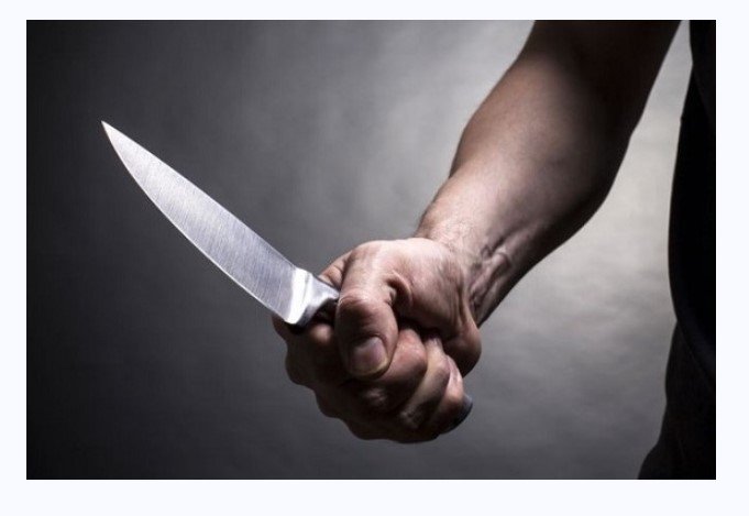 Homem tenta acalmar amigo bêbado, mas acaba recebendo facada na costela