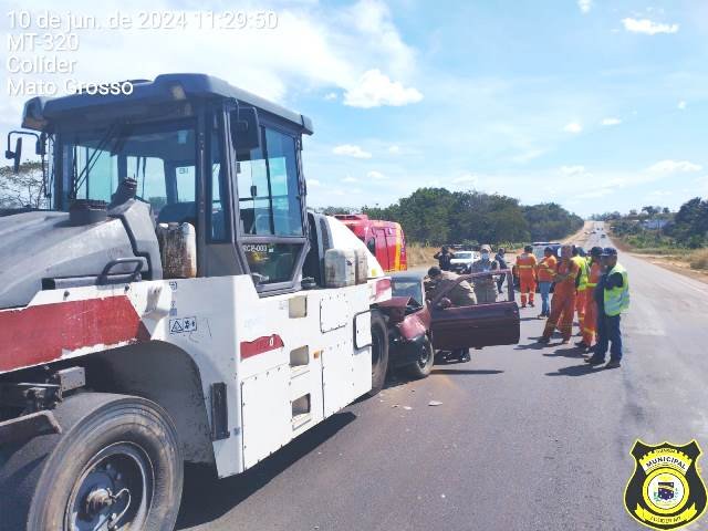 Dois condutores vão presos em Colíder após acidente na MT-320 entre veiculo e compactador de asfalto. (Vídeo)