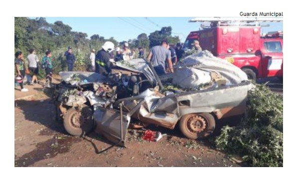 5 pessoas ficam feridas em batida entre caminhão e Fiorino
