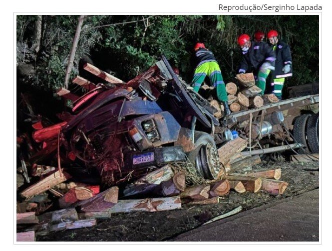 Três morrem em acidente envolvendo caminhão carregado com madeira na Serra de São Vicente