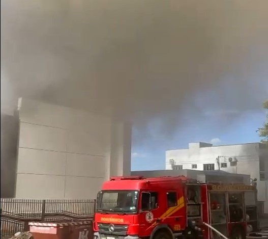 Bombeiros de Colíder apagam incêndio em nova sede do Lions. (Vídeo)