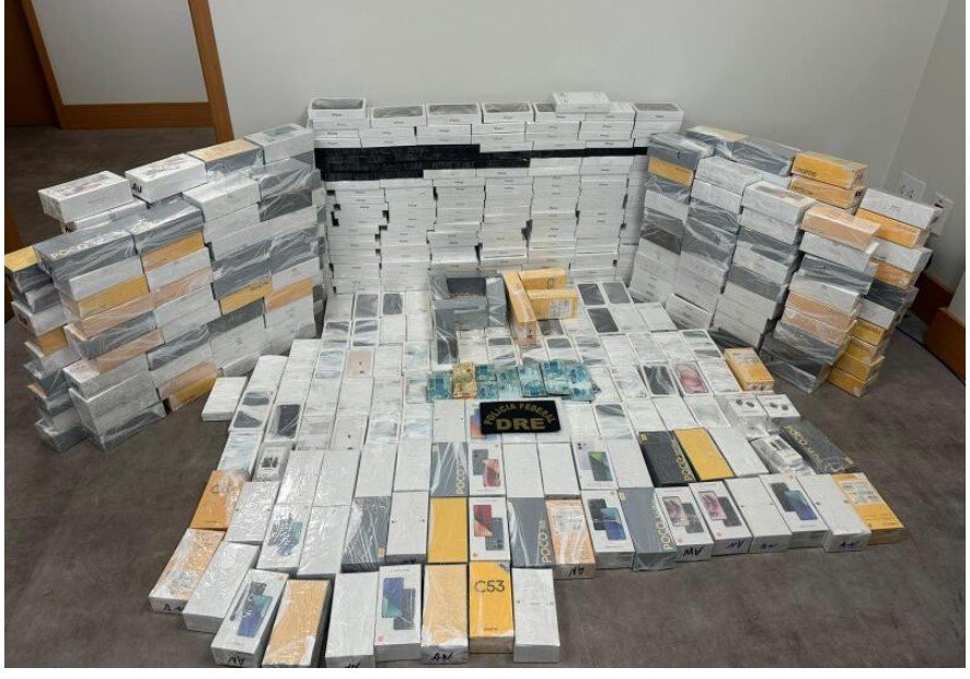 Polícia apreende carga de R$ 2 mi de celulares em Land Rover