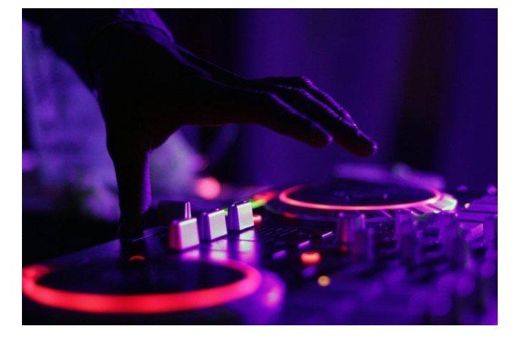 Dj 'famosinho' é preso após invadir casa da ex, 'sequestrar' gata e voltar para ficar vigiando residência