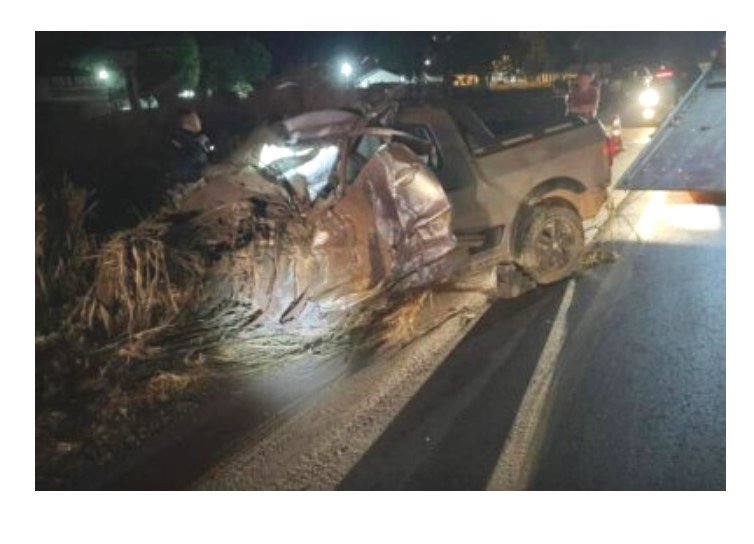 Carreta invade pista contrária e mata casal em picape em MT