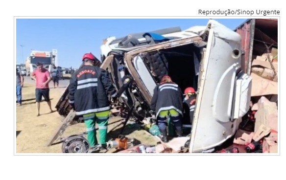 SINOP: Caminhão carregado com vinho tomba ao bater em Corolla e BR-163 é interditada