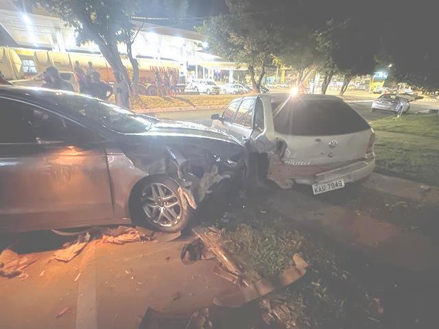 COLÍDER: Homem com carro de luxo acerta a traseira de Gol estacionado. (Vídeo)