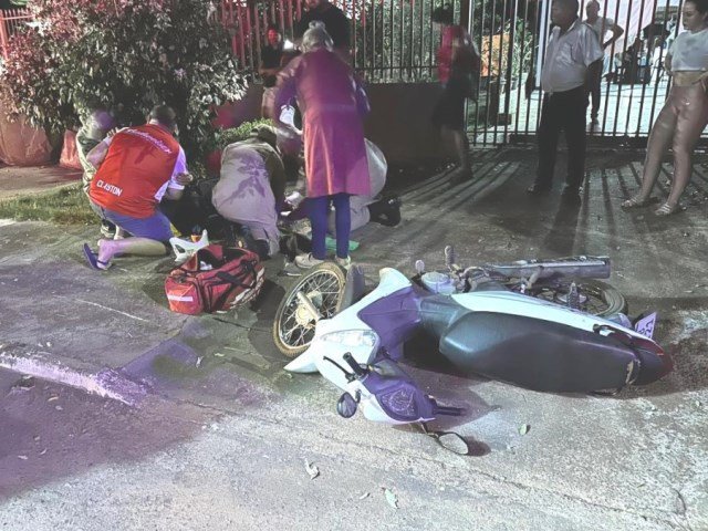 COLÍDER: Motociclista sofre fratura exposta no pé após acidente com ciclista e cão na rua. (Vídeo)