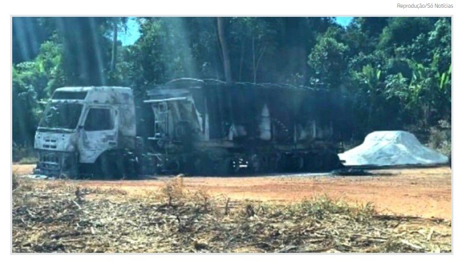 Corpo é achado carbonizado ao lado de carreta queimada em área de mata