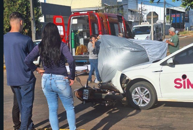 Carro de aplicativo colhe motociclista dentro da rotatória prox. Escritório da Saúde de Colíder. (Fotos)