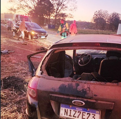 COLÍDER: Bombeiros de Colíder socorrem vítima de acidente presa nas ferragens. (Fotos)
