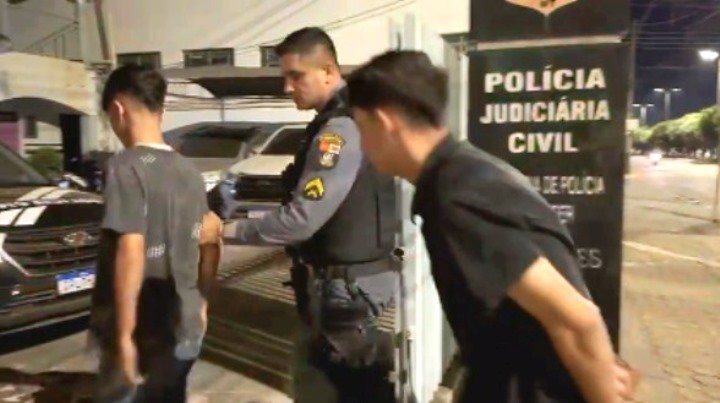COLÍDER: Dois são conduzidos para a Delegacia com quatro cigarros de Maconha. (Vídeo)