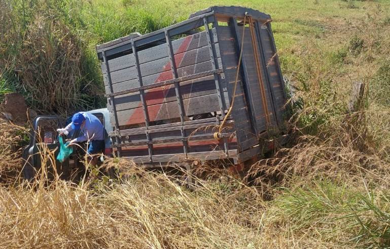 COLÍDER: Casal tem veiculo fechado por carreta e acaba caindo em brejo na MT-320.