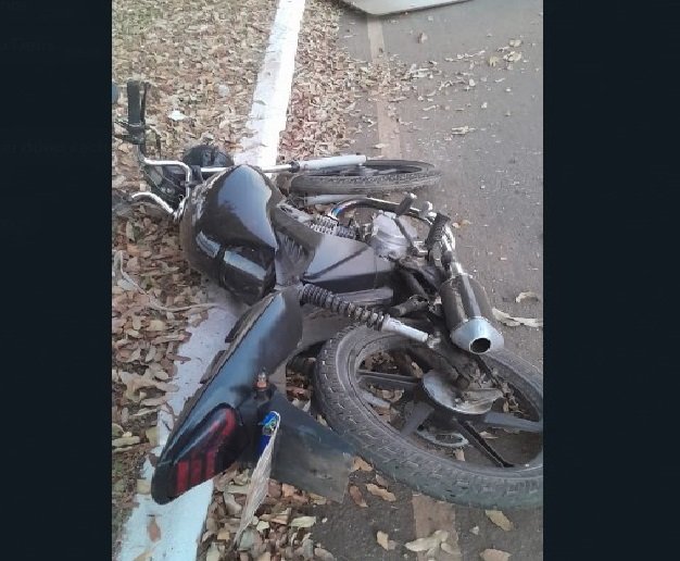 COLÍDER: Jovem sem CNH com moto atrasada acaba chocando contra arvore no centro da cidade. (Vídeo)
