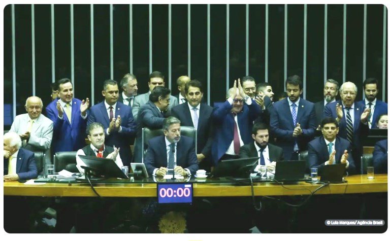 Câmara aprova texto-base da reforma tributária com trava no IVA