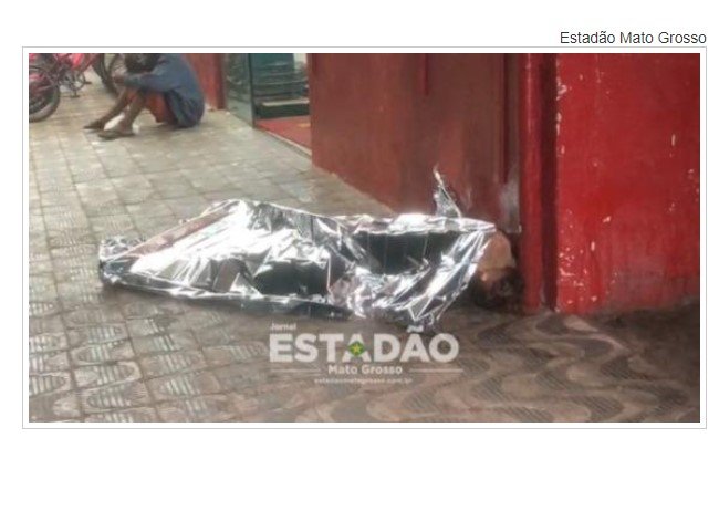 Homem é encontrado morto em calçada em frente mercado da capital.