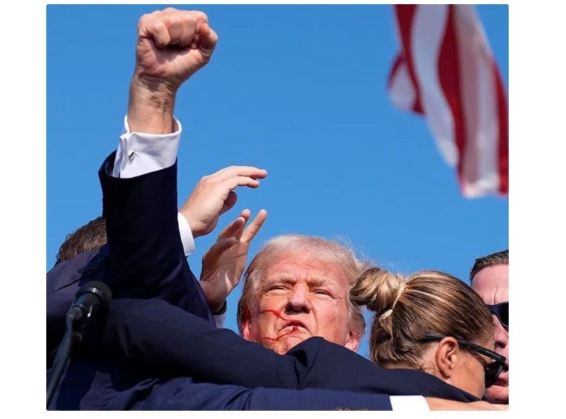 Trump fica com a orelha sangrando após supostos disparos durante comício nos EUA. (Vídeo)