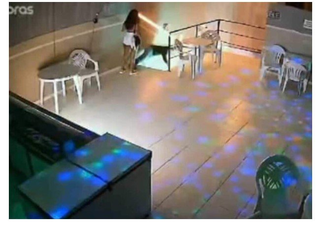 Homem 'cai duro' após tomar 2 viagras para ‘maltratar’ novinhas em boate