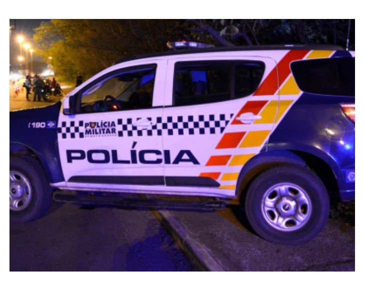 Em surto, mulher pega faca para atacar marido e chuta enfermeira