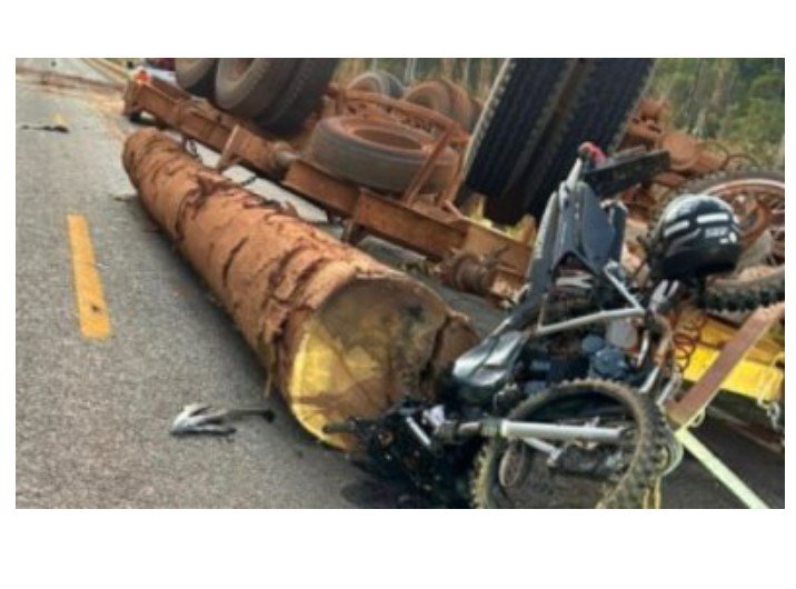 Motociclista morre ao bater contra caminhão tombado