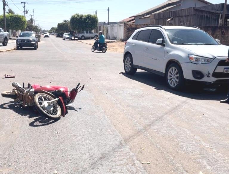 COLÍDER: Homem vai parar no hospital após invadir a preferencial de veiculo no centro da cidade. (Vídeo)