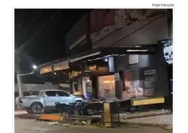Motorista de Hilux dorme no volante e faz 'strike' ao atropelar cinco em bar