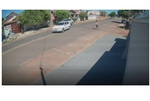 Menina de 8 anos 'voa' ao ser atropelada por carro em MT