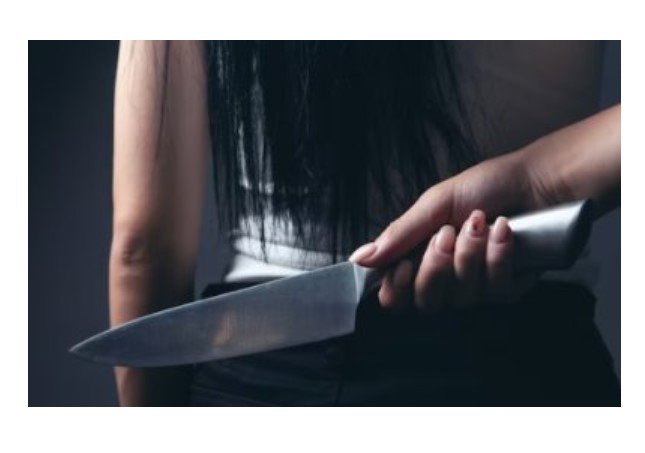 Mulher esfaqueia marido no rosto enquanto dormia em casa; PM acionada