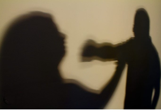 COLÍDER: Homem agride Pai ao ver tentando tirar a roupas da sua esposa.