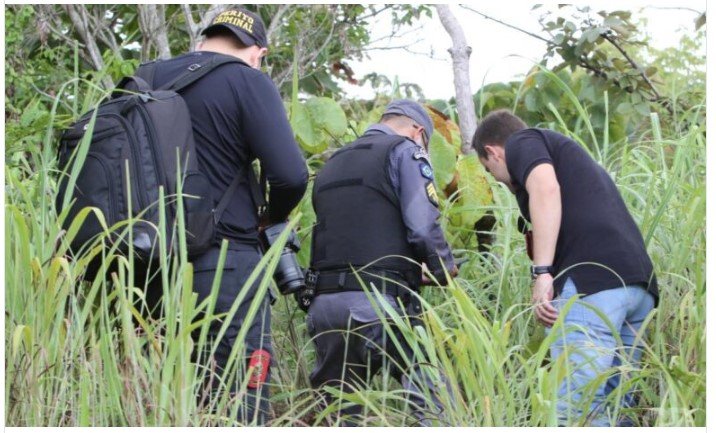 Homem vê fumaça em matagal e encontra corpo carbonziado