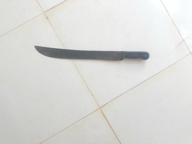 COLÍDER: Pai nervoso ameaça namorado de filha com facão e coloca fogo em roupas do rapaz.