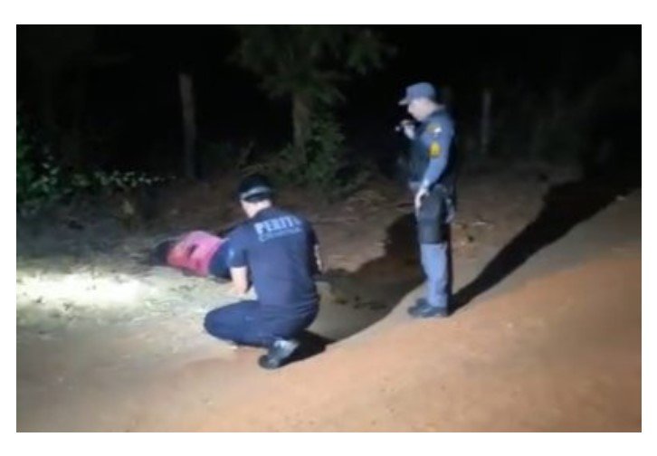 Bandidos sequestram irmãos em casa e executam um deles na rua