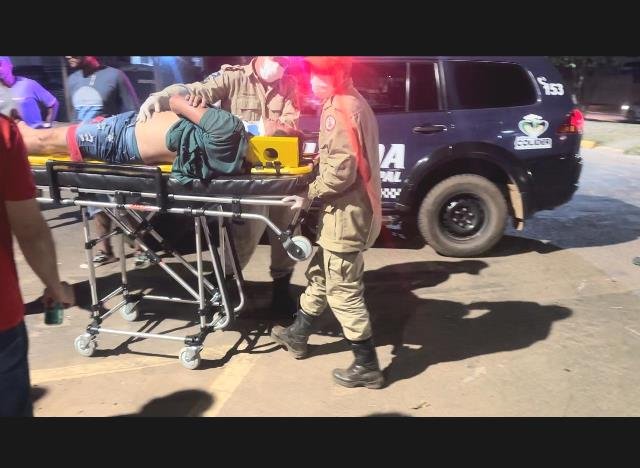 COLÍDER: Idoso de 75 anos fratura pé durante acidente entre moto com moto no centro da cidade. (Vídeo)