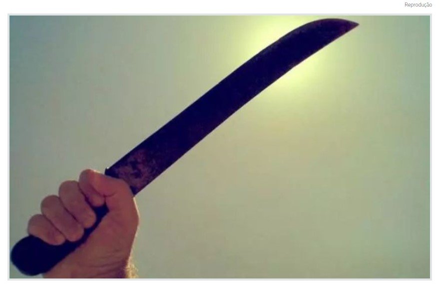 Mulher é agredida com facão pelo marido em crise de ciúmes
