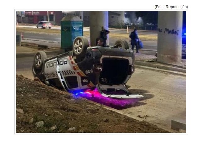 Viatura capota na Avenida da FEB enquanto transportava criminoso