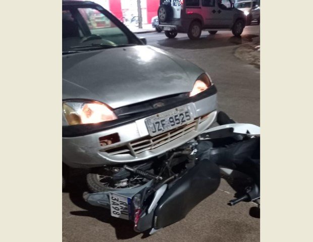 COLÍDER: Condutora de moto e colhida por motorista sem CNH na esquina do Hospital Regional. (Fotos)