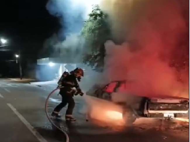EM COLÍDER: Pampa fica parcialmente destruído pelas chamas, Bombeiros realizaram o rescaldo no veiculo.