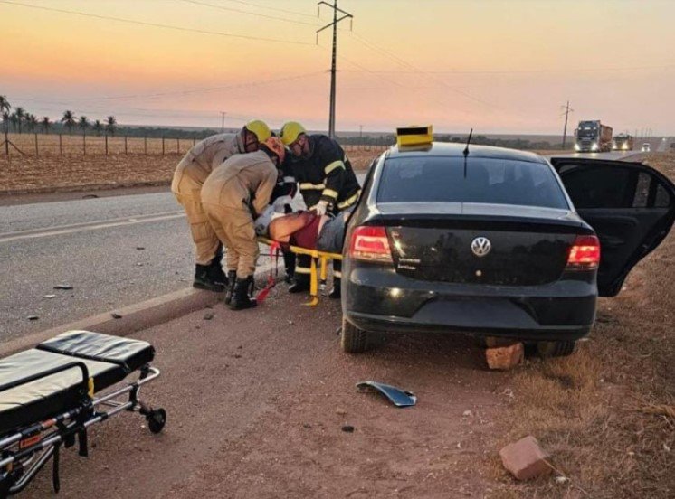 Batida entre Voyage e ônibus deixa motorista preso às ferragens
