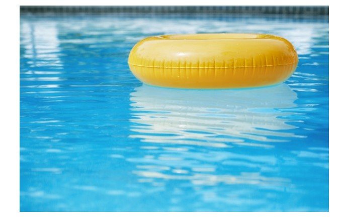 Criança, de 2 anos, morre após se afogar na piscina de casa