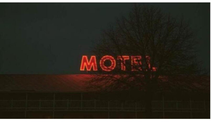 Jovem faz 'festinha' em motel e acaba na delegacia por não pagar conta