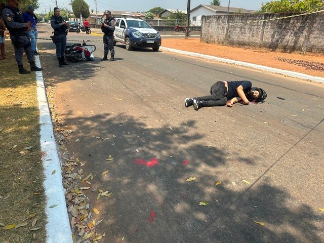 COLÍDER: Jovem e brutalmente assassinado por varios tiros em plena luz do dia.(Vídeo)