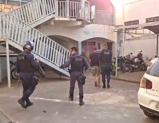 COLÌDER: Jovem e detido e encaminhado para Delegacia pela GCM por desacato, embriagues e ameaças. (Vídeo)