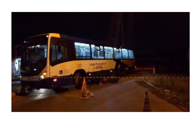 Passageira de moto morre esmagada por ônibus e piloto fica ferido