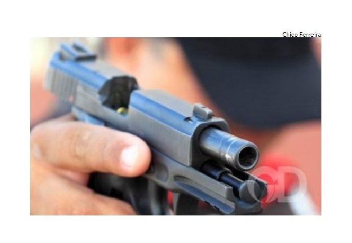 Dupla de moto tenta matar jovens de 17 e 19 anos com tiros de pistola 9 mm na rua