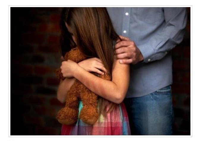 Pedófilo estupra a própria filha de 7 anos durante o sono.
